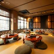 建物の3階は、畳敷きの広々とした空間。円卓をはじめとしたノスタルジックなインテリアは、外国人のゲストにも喜ばれそう。家族の大切なイベントや京都旅行の思い出づくりに重宝しそうです。