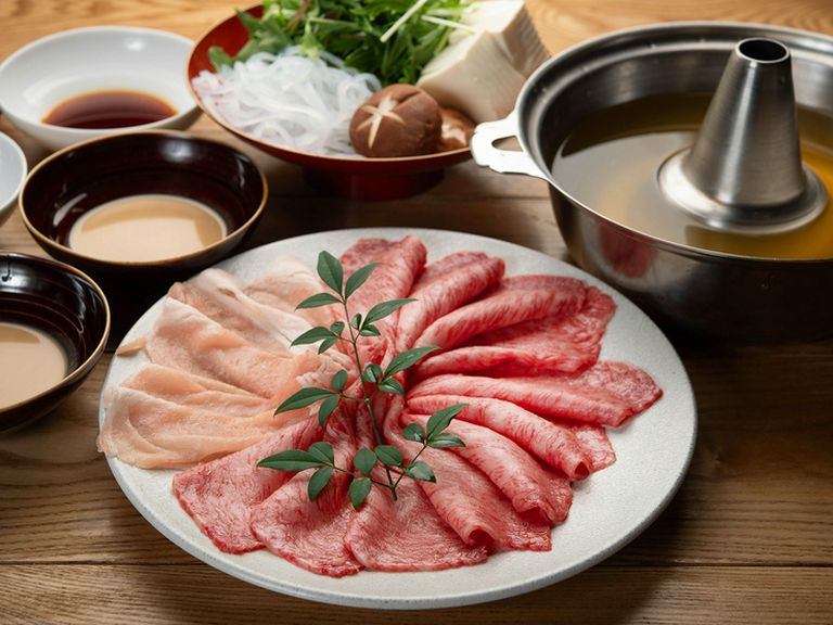 黄金のだしに肉をくぐらせ、熱々をほおばる贅沢