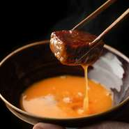 牧村さんの自信作『角すき』に合わせるのは、鮮やかな黄身と濃厚なコクが特徴の京都産「卵どすえ」。香ばしく焼き上げた逸品にたっぷり絡めていただけば、格別の味わいです。