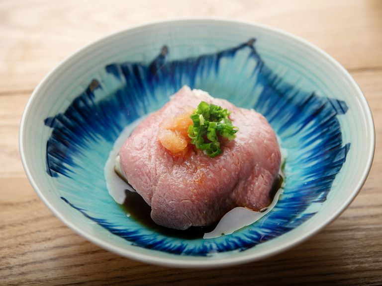 一品ごとに肉の厚みや部位を変え、多彩な味わいを演出