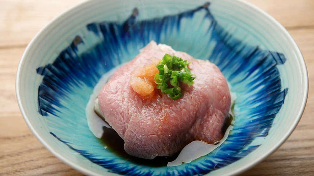 一品ごとに肉の厚みや部位を変え、多彩な味わいを演出