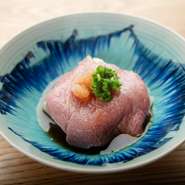 とろけるような食感の『湯引き』は2mmスライス、看板メニューといえる『角すき』は2cm角、京都発祥の『すき焼き』は3mm厚に。手間と時間を惜しまず、和牛の魅力を存分に引き出すのが牧村さんのこだわりです。