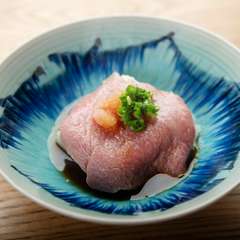 一品ごとに肉の厚みや部位を変え、多彩な味わいを演出