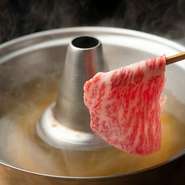 美しいサシが入った極上肉を使用し、感動の和牛体験を提供する【牛鍋力山】。あえて産地にはこだわらず、その時々にもっとも状態のよい和牛を仕入れ、目と舌が喜ぶ一皿に仕立てます。