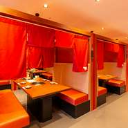 店内は落ち着きがあり、高級感溢れる空間。しかし気軽に立ち寄れるような装飾を施しています。店内は完全個室もしくは半個室のお席のみ。全席プライベート空間なので、お子様連れや宴会・接待利用にもオススメ。