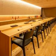 カウンター席(全10席／完全禁煙) 