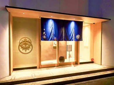 落ち着いた空間で味わう鮨とお酒…