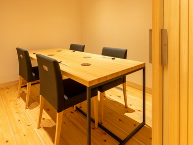 4名様×2部屋の半個室（テーブル席）がございます。