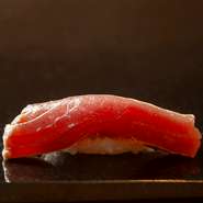 当店は、季節に応じた厳選食材を用いた『店主おまかせコース』のみにて営業しております。お一人様から、要予約にてご利用いただけますのでお気軽にお問合せくださいませ。
※不定期で期間限定のコースもございます