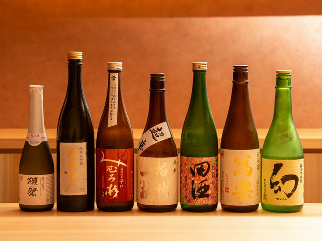 季節に応じた全国各地の銘酒を取り揃えております。