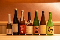 厳選した四季折々の食材を使用したさまざまなお料理にマッチする日本酒を各種取り揃えております。店主オススメのペアリング（お料理と相性が良いお酒）を是非、お楽しみください。