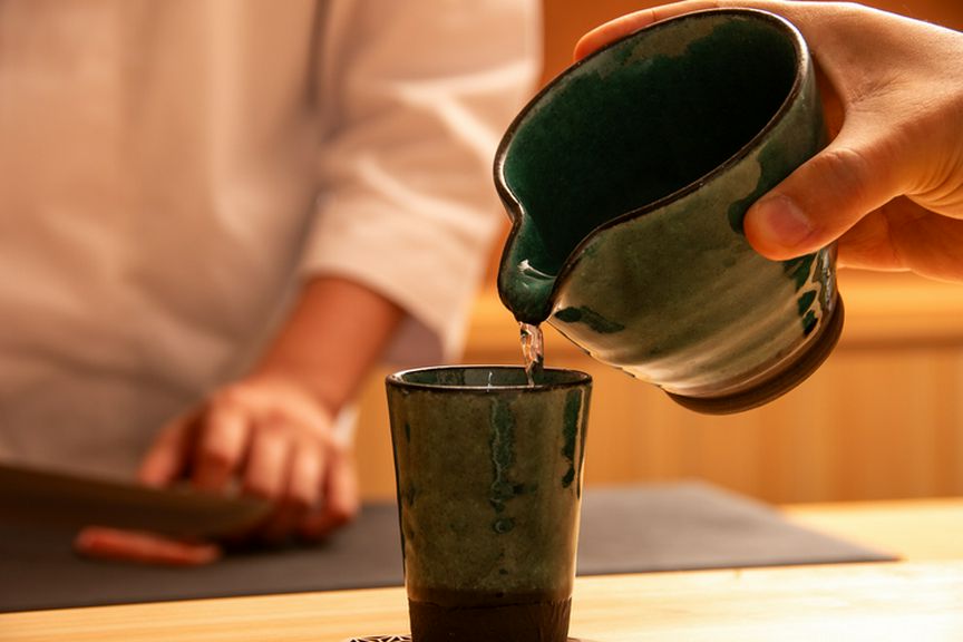 季節に応じた、さまざまな高知の地酒も各種取り揃えております。