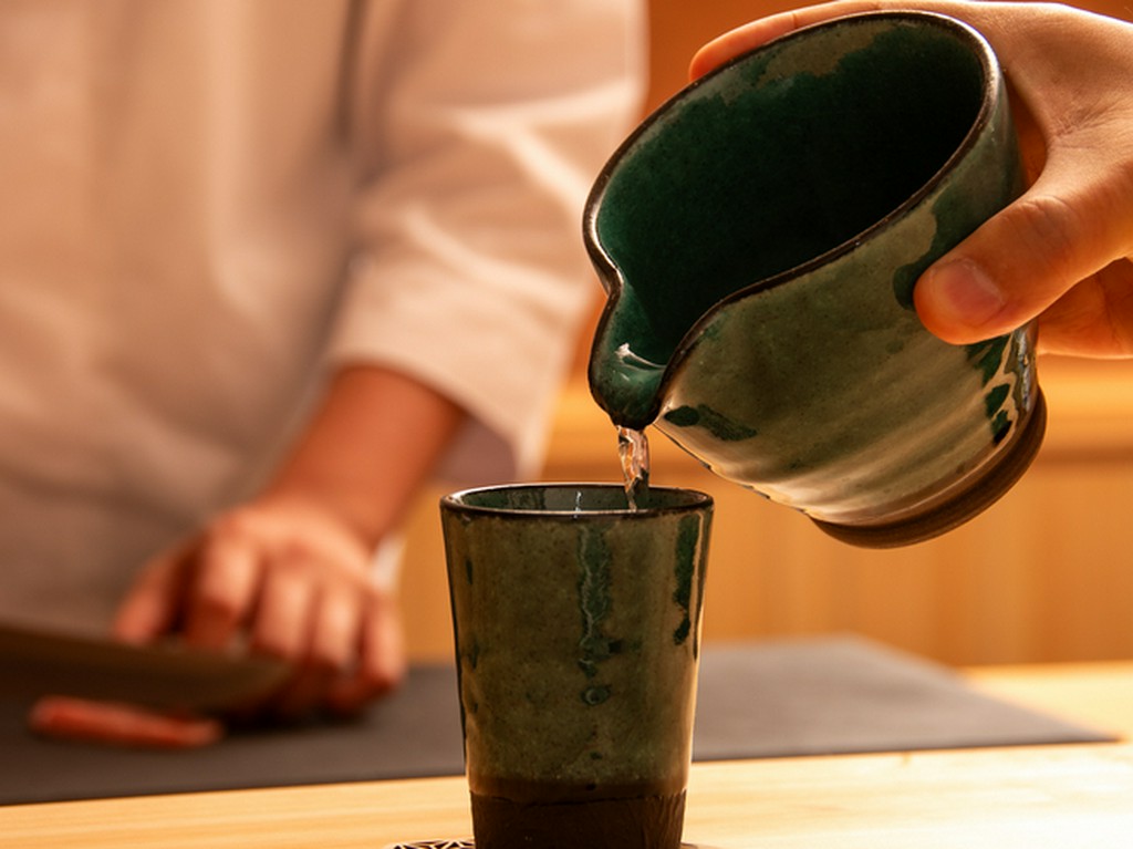 季節に応じた、さまざまな高知の地酒も各種取り揃えております。