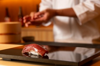 春夏秋冬。厳選した季節の旬食材を用いた、店主のおまかせコースです。(お1人様から利用可能／要予約)