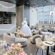 KITTE名古屋の3階に入る【DRESSY CAFE】は、思わず写真を撮りたくなるSNS映えする仕掛けが満載。モノトーンを基調にした店内では、カラフルな紅茶やお花が一層きらめき、魔法にかけられたような時間を過ごせます。