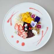 スーパーフード・アサイーにバナナやイチゴなど色とりどりのフルーツを飾った【DRESSY CAFE】のスペシャリテ。おいしく食べながら美と健康が手に入りそうな一品は、全メニューテイクアウトOKです。