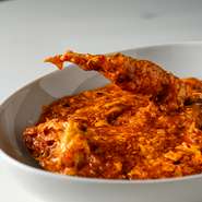 『ラクサ』や『ナシレマッ』『チリクラブ』など、伝統的なシンガポール料理を味わえる【SINKIES】。珍しいプラナカン料理もお用意している珍しいお店♪　そんな当店は、シンガポールを思う存分堪能できます。