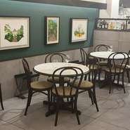 現地のコーヒーショップの雰囲気を再現した店内。大理石の天板のテーブル・木の椅子・花柄の分厚いティーカップなど、おしゃれな空間になっています。仕事終わりの一時や、友人とのランチにオススメです。