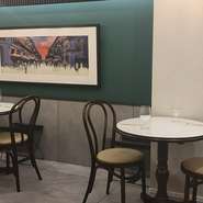 店内は、1980年代の伝統的なシンガポールコーヒーショップをアレンジし、モダン化したデザイン。シンガポールの画家が描いた、小さな島国の多彩な景色を眺めなら、オシャレなデートはいかが。