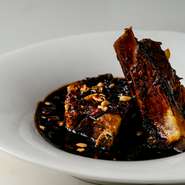 ポークスペアリブをコーヒーで煮込み、調理した一品。
当店では、シンガポールの伝統コーヒーKopiを使用しているので
普通のコーヒーリブよりも味わいが深く、濃いです。