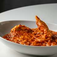 シンガポールで絶大な人気を誇る一品。殻ごと蒸して、特製チリソースで手早く炒め卵を加えて絡めて仕上げる一皿。スパイシーな風味と濃厚な魚介の味を堪能できます。