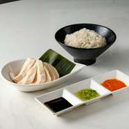 おそらく日本で一番メジャーなシンガポール料理。
当店では3種類のソースを混ぜて、楽しむこともでき辛いものが苦手な方でも食べやすい一品。
もちろんライスは鶏出汁を使ったジャスミンライスをご用意してます。