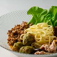 シンガポールのローカルフードの一つで、日本でいう油そばのような料理。
具材は全て豚肉を調理したもので、ソースは椎茸の出汁がキーポイント★