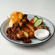 有名なマレー系の料理で、スパイスに漬けてから揚げた食材と
芳醇な香りが特徴的なココナッツライスを添えた一品。
ココナッツライスもあまり日本では見かけないので、是非お試しください。