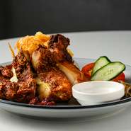 レモングラスや生姜と一緒に炊いた香ばしいココナッツライス。上に乗せられたディープフライドエッグ。そして、10種類以上の野菜や香辛料に24時間マリネされたフライドチキンが添えられた、現地で人気の一品です。