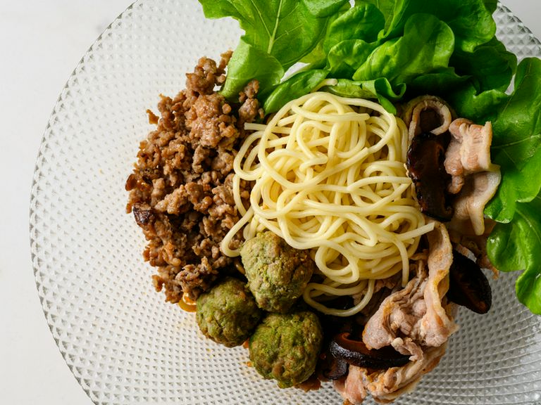 本場の味を再現するために、香辛料や食材などを現地から直輸入