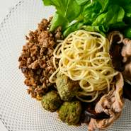 【SINKIES】では、アジアンエスニックならではの多様性と独自性を体現するシンガポール料理を提供しています。本場の味を再現するために、香辛料や食材などを現地から直輸入しています。