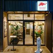 表参道駅から徒歩7分。国道246号青山通り沿いのビル1階にあるシンガポール料理店が【SINKIES】です。店内は高級感のある雰囲気で、会社員の方のランチや、女子会やデートなどディナーにもオススメです。