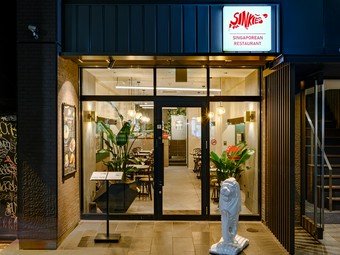 本格的シンガポール料理を、高級感のあるモダン空間で堪能