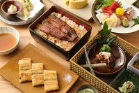 前菜から締めまでうなぎづくしの献立が並ぶ『会席』