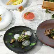 すべてのメニューに無農薬・土耕栽培で香り豊かなと東京育ちハーブを使用し、日本の夏のおいしさをシェフ鈴木勇一の技巧で最大限に引き出したディーナーコース。独創的な品々をご堪能ください。