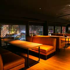 ソファー席やカウンター席、どこからも望める美しい神戸の夜景