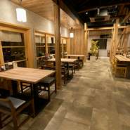 出来立ての『十割そば』を何杯でもおかわりできる【十割そば　囲炉裏】。大自然の環境や寛げる雰囲気、そして卓上の「おかわり札」でのおいしいそばの「おかわり」。お腹も心も満たされるようです。

