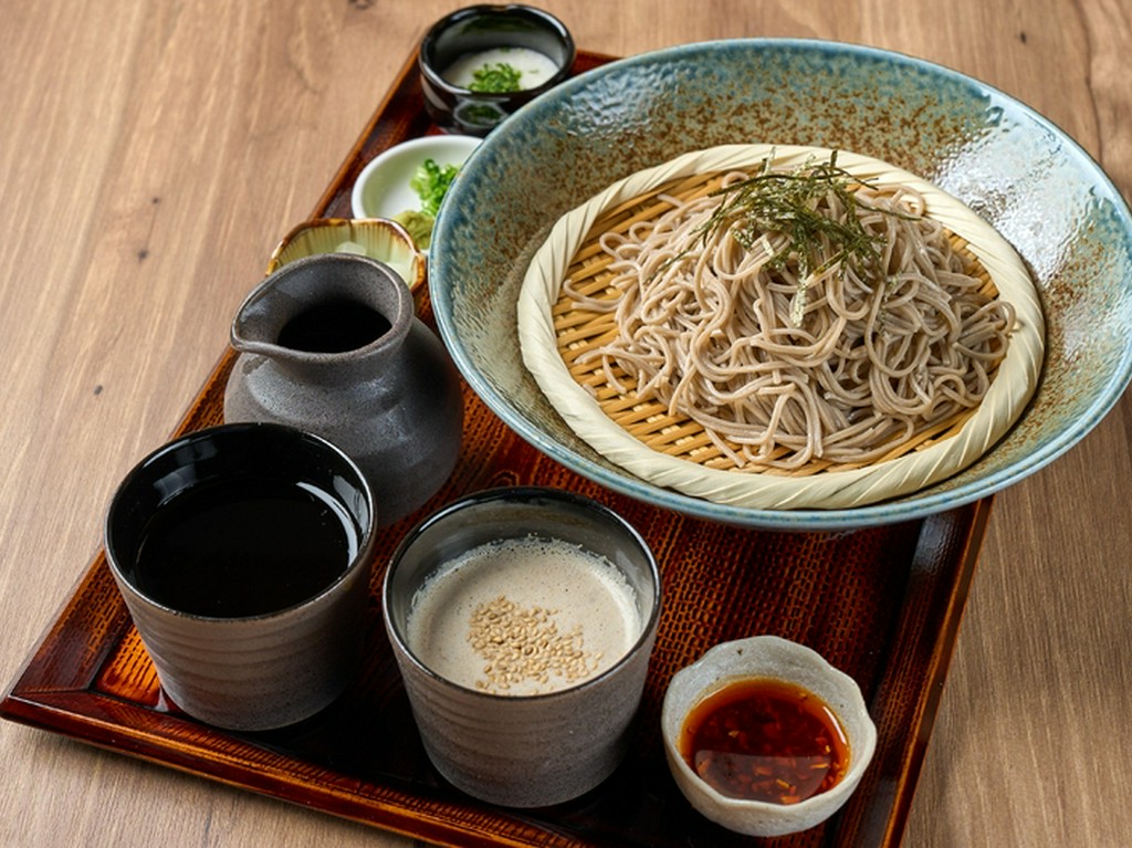 自家製の胡麻つゆとだしつゆ、二つの味を堪能できる、十割『二味そば』