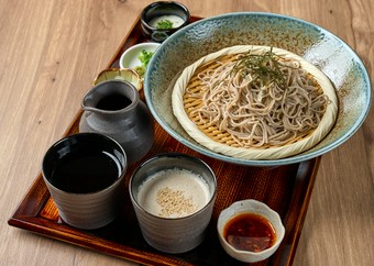 自家製の胡麻つゆとだしつゆ、二つの味を堪能できる、十割『二味そば』