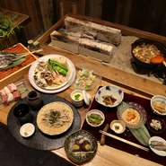 前菜からはじまり、季節の天ぷら、茸のしし鍋、囲炉裏で焼き上げる塩焼きの川魚、季節の椀物、赤城牛（上州牛）の串焼き、水沼で採れた野菜サラダにデザートと、季節の食材をふんだんに使った料理を堪能できます。
