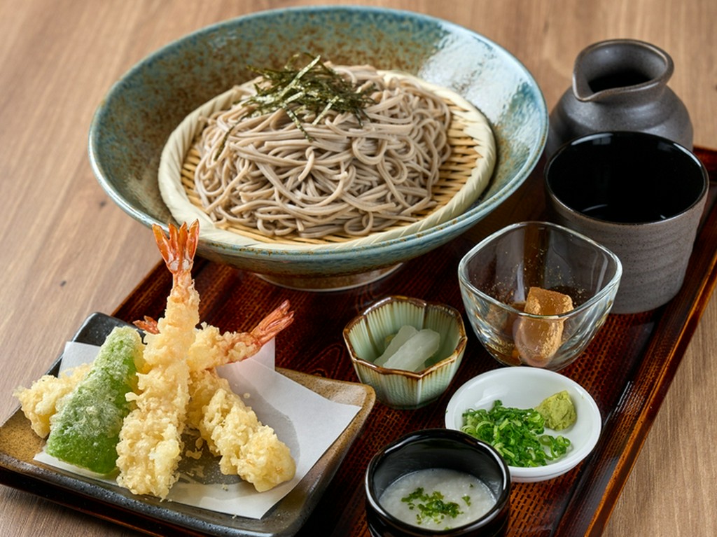 デザートの小皿もうれしい、囲炉裏『特選　そば御膳』