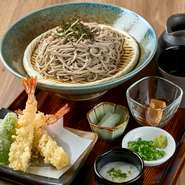 冷たいつけ汁と3種から選べる温かいつけ汁が付いてきます。天ぷらや香の物、デザートまで楽しめる自慢の逸品です。	（そば、つけ汁、天盛四種、そばつゆ、薬味、とろろ、漬物、デザート付）