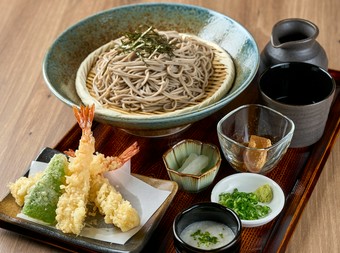 デザートの小皿もうれしい、囲炉裏『特選　そば御膳』