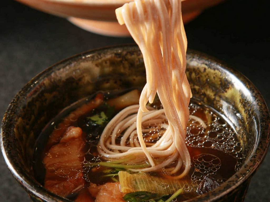 北海道や長野の上質なそば粉を使い、丹念に製麺する『十割そば』