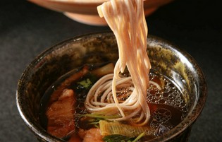北海道や長野の上質なそば粉を使い、丹念に製麺する『十割そば』