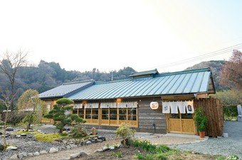 大自然の中でリラックスしながら楽しめる食事やサウナ、宿泊まで