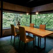 京都ならではの素材を使った店内