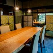 和と洋が調和したスタイリッシュな空間で、ゆったり食事を楽しむ