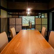 店内のお席もございますので、雨天時のお食事もご安心ください。