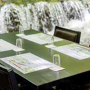 自然を感じながらお食事を楽しむ（※川床利用はコースのお客様のみ）